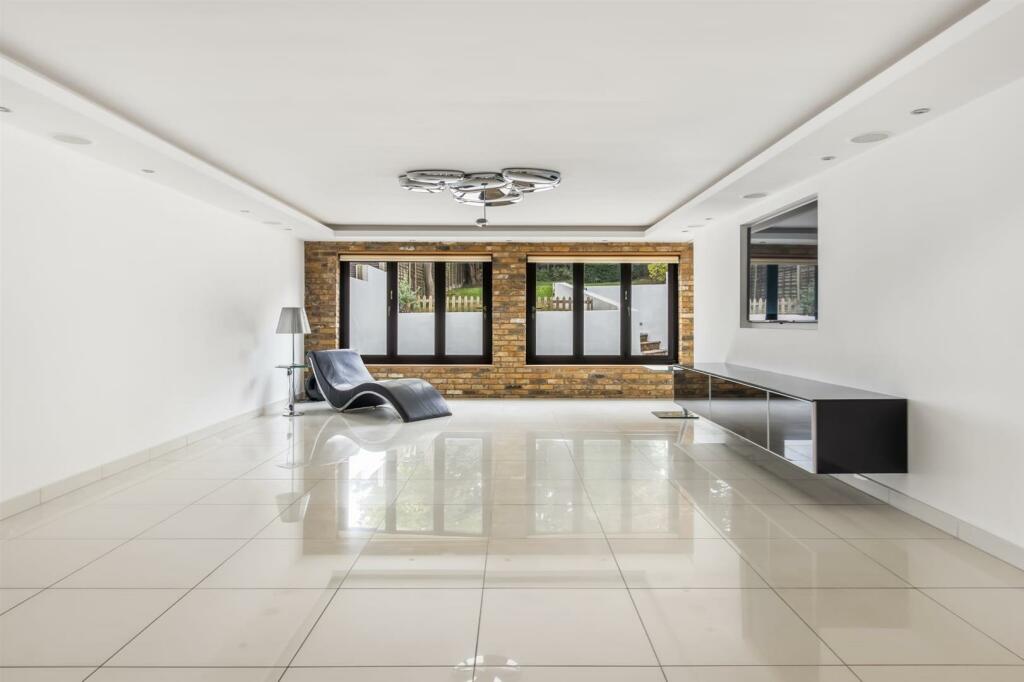 FAMILY ROOM: PIC. 1
