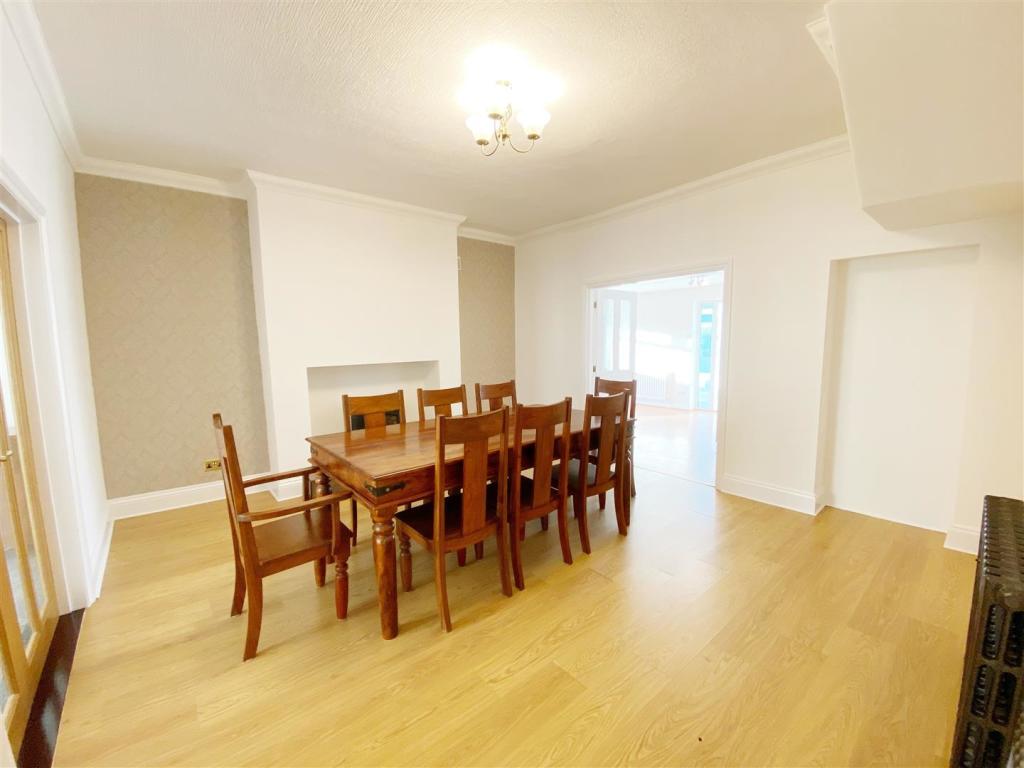 Dining Room pic 1.jpg
