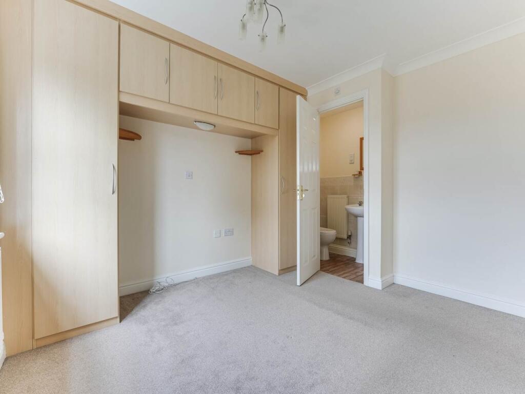 Master Bedroom (2)
