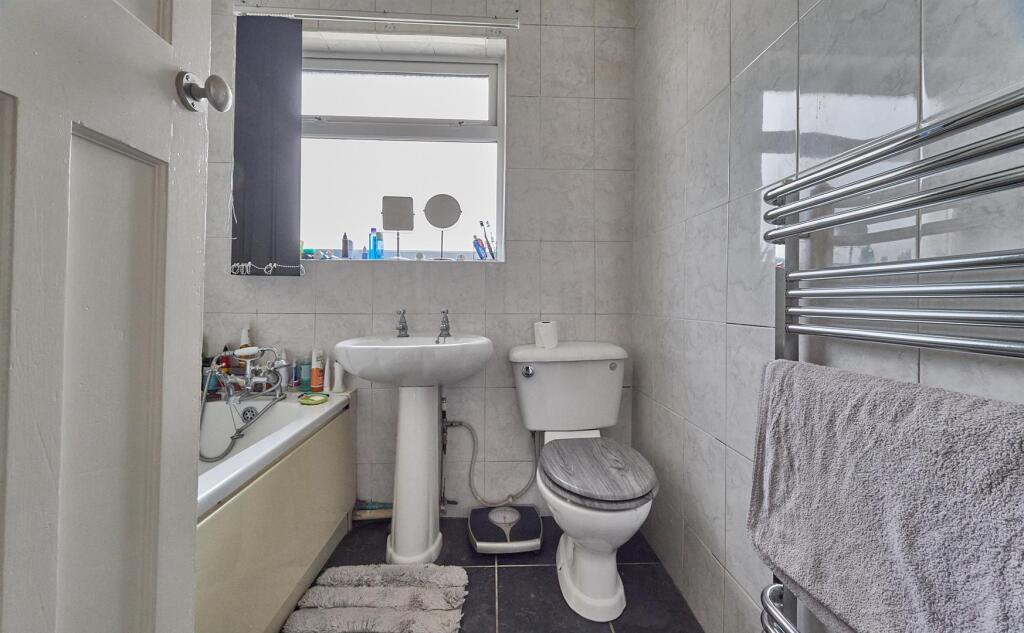 FAMILY BATHROOM TO REAR