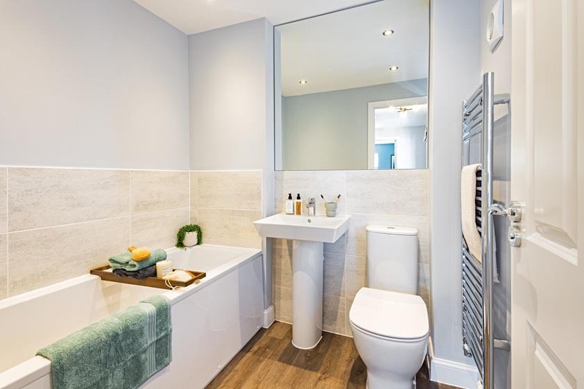 neutral-family-bathroom.jpg