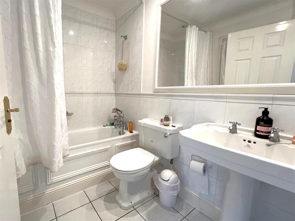 Family bathroom .jpg