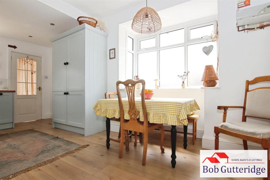 MODERN FITTED KITCHEN / DINING ROOM