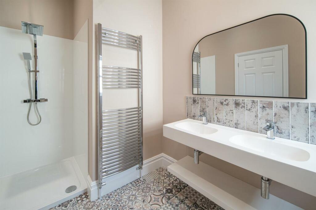 Ensuite Bathroom..jpeg