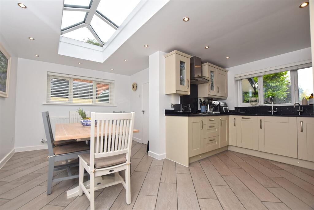 FAMILY DINING KITCHEN
