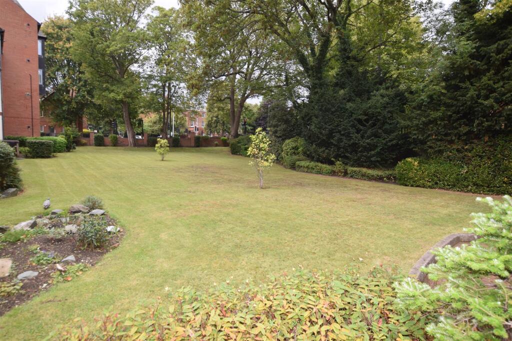 EXTERNAL COMMUNAL GROUNDS