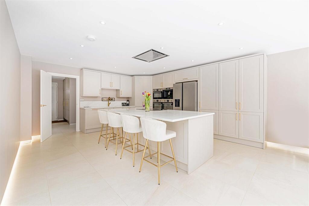 8 Devitt Close, ASHTEAD, KT21_LOW RES22.jpg