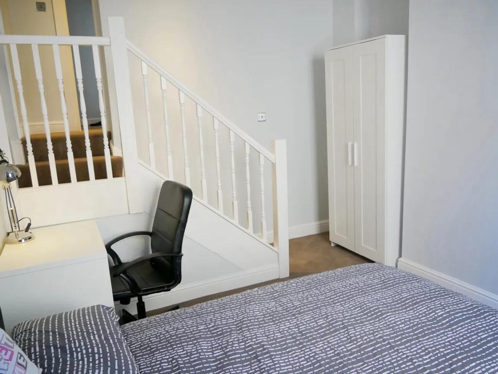 Bright and tidy single bedroom featuring a comf...