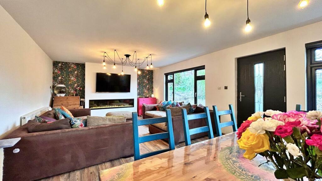 Living Room 1.jpg