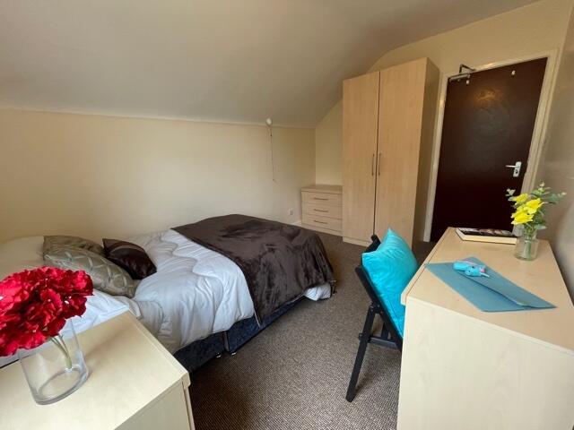 A cozy and well-maintained double bedroom featu...
