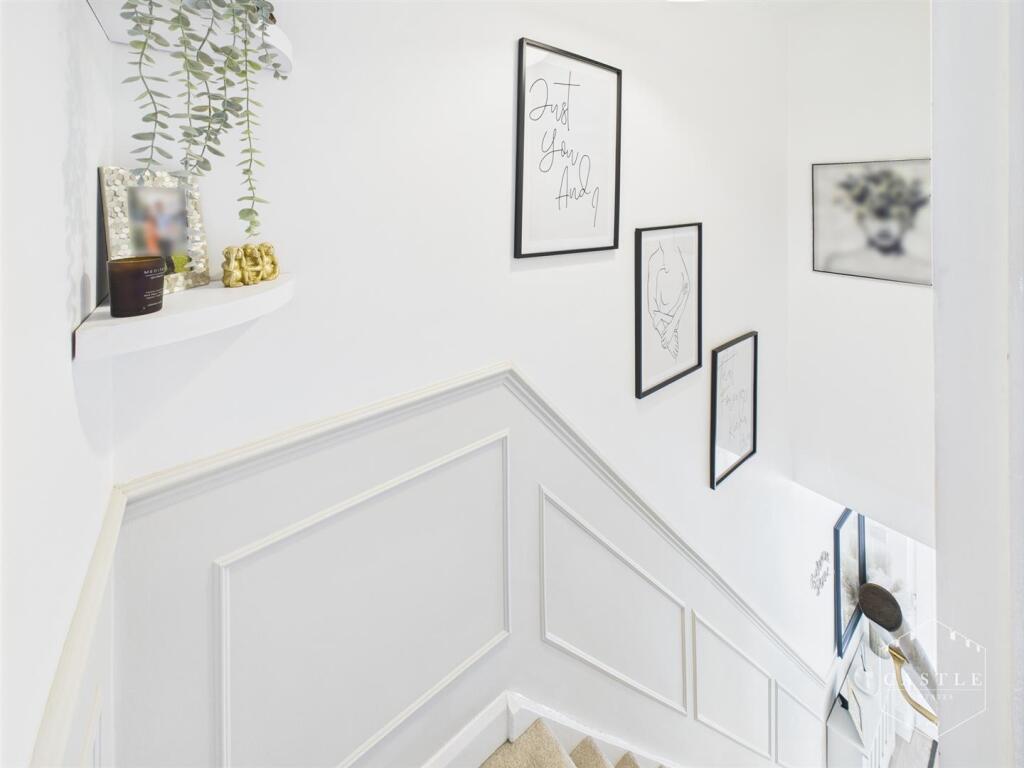 FIRST FLOOR LANDING
