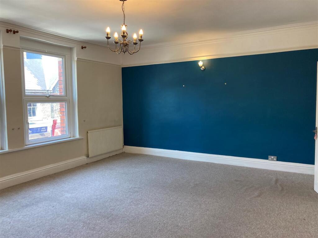 76 High Street - living room.jpg