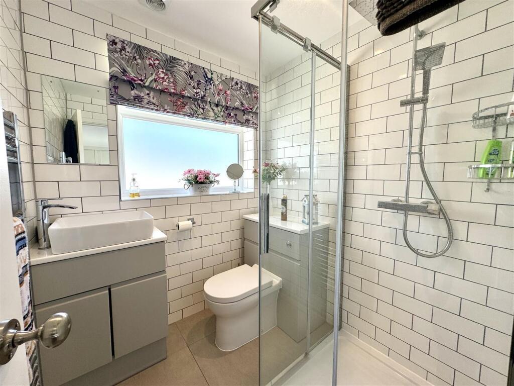 EN-SUITE SHOWER ROOM