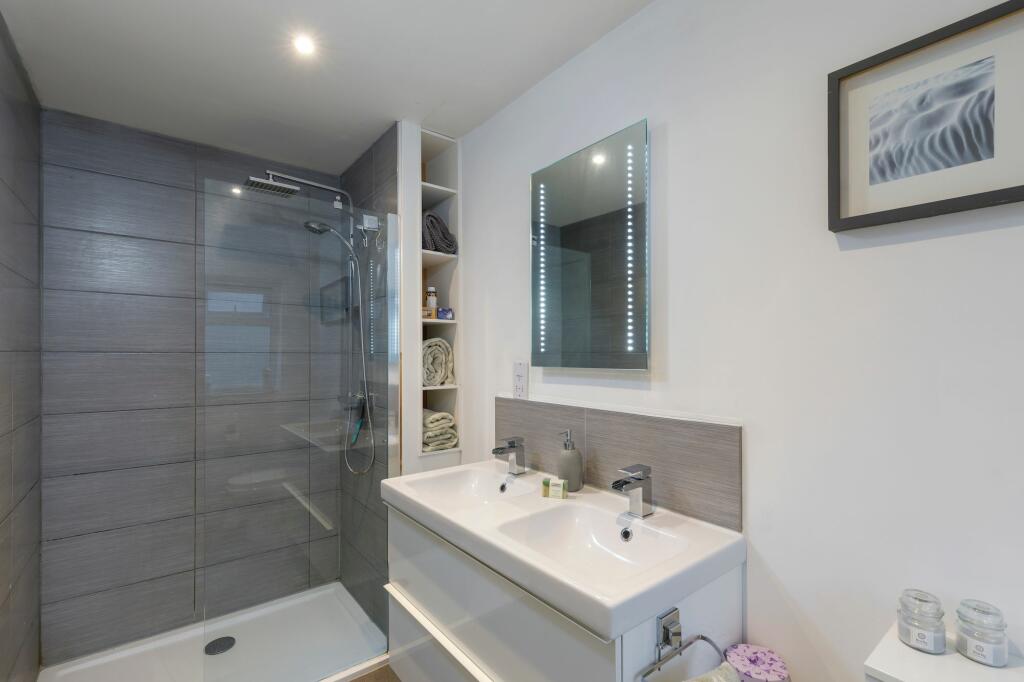Master en-suite shower room