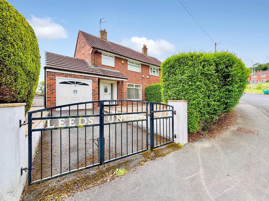 Off Street Parking / Driveway / Single Garage: