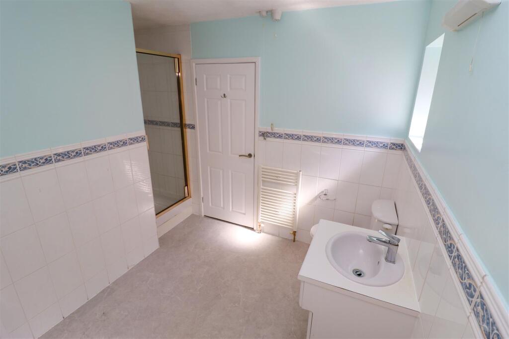 Jack &#39;n&#39; Jill Bathroom