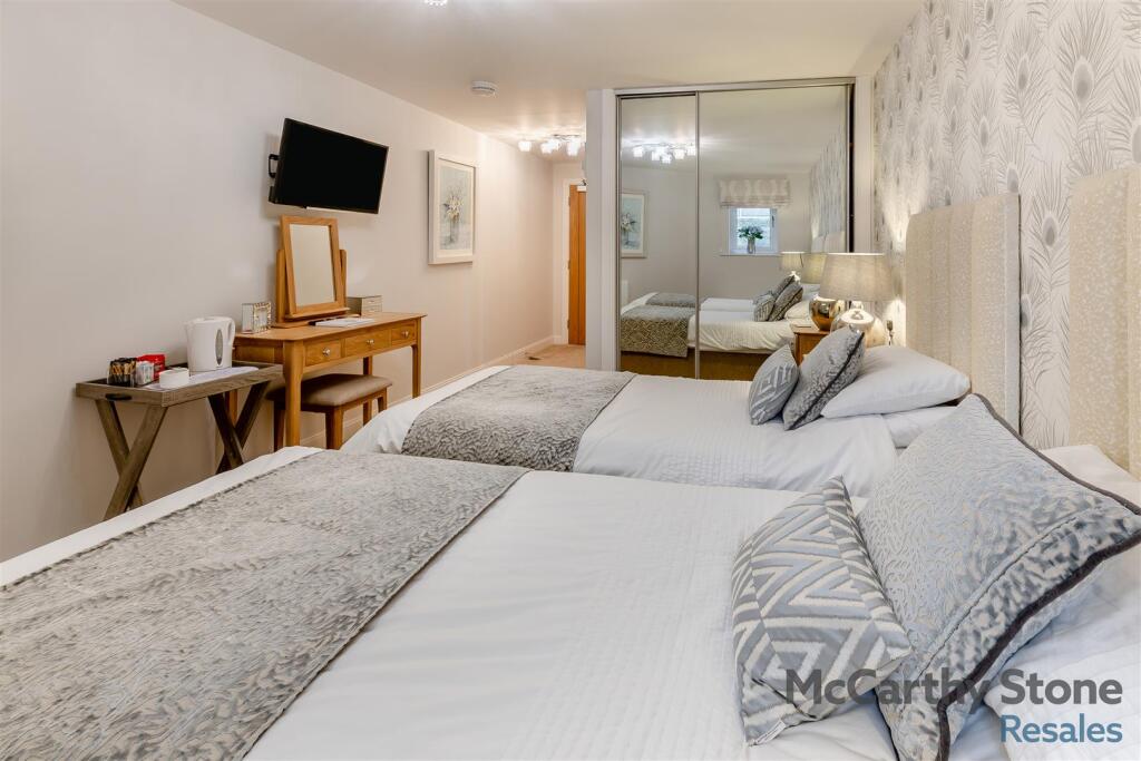 8637742-interior10.jpg