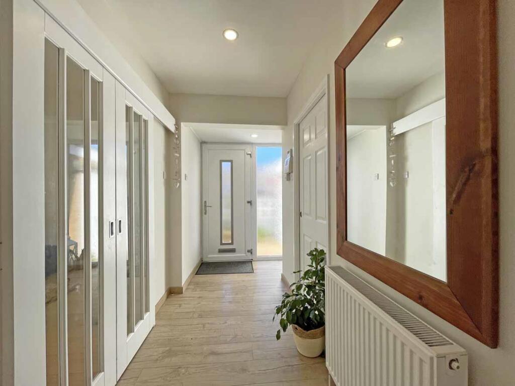 Upland Drive 104 Entrance Hall 0.jpg