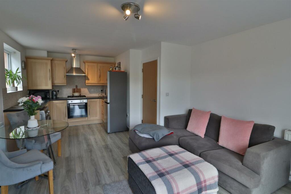 OPEN PLAN LOUNGE/DINING/KITCHEN