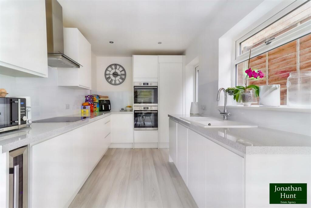 KITCHEN  DINER pic 2