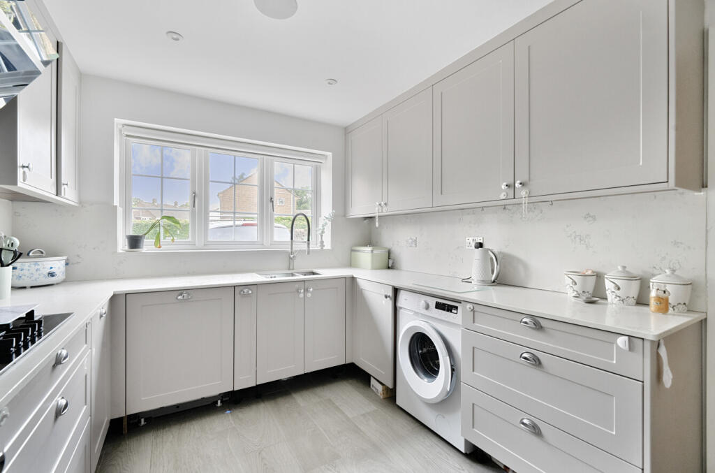 1298394-7-685d11d...