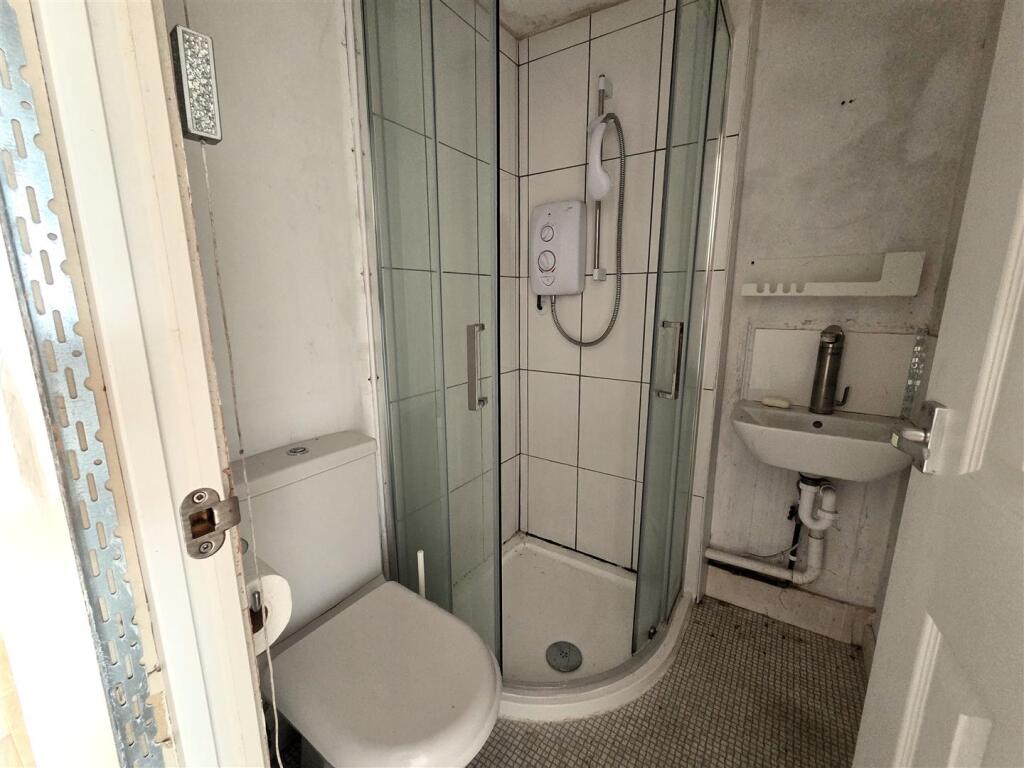 Bradenstoke - Manse Shower.jpg