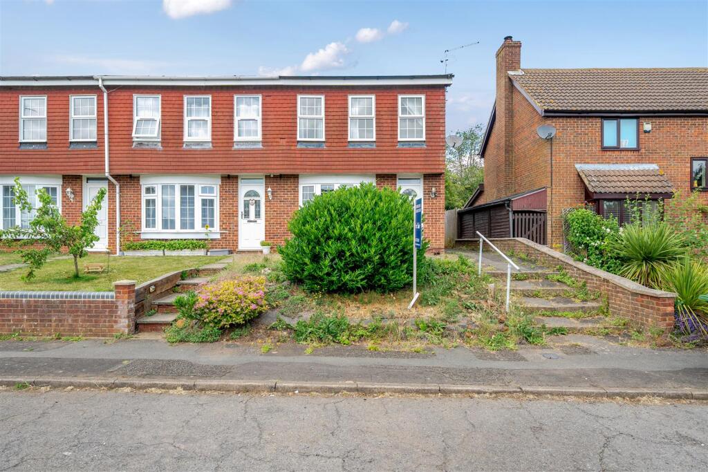 63 Simons Walk, Pattishall