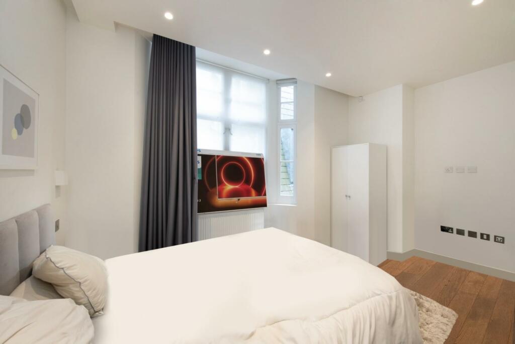BEDROOM 1 a.jpg