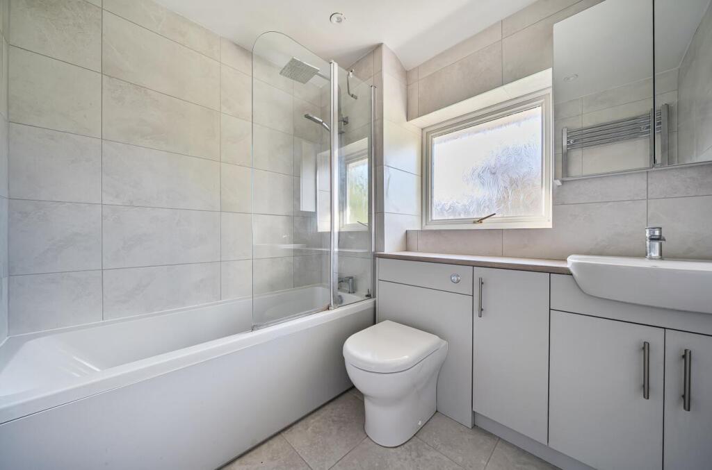 31 Harmans Way, Weedon