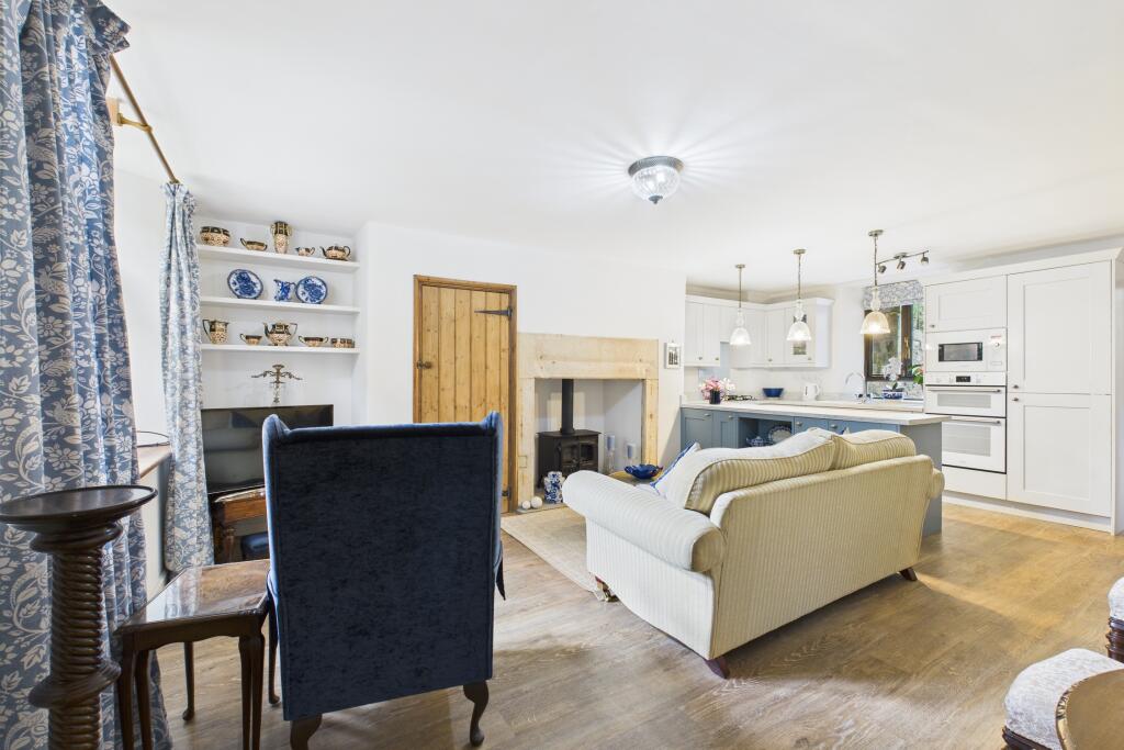 CAM04201G0-PR0099-STILL006