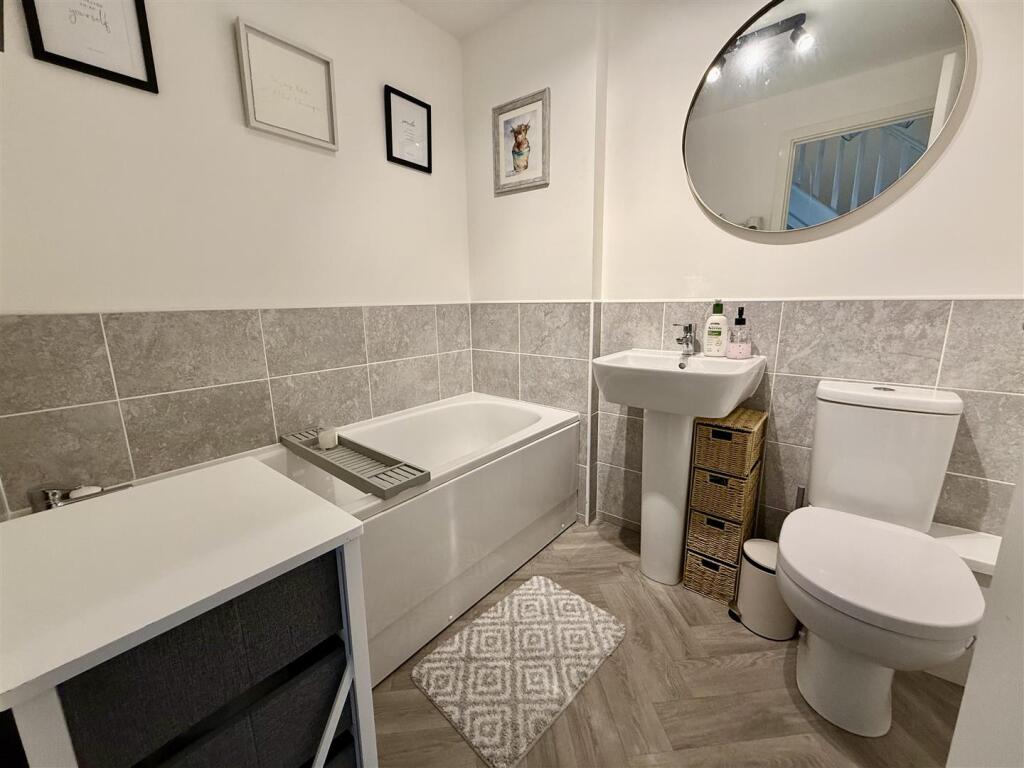 BATHROOM/WC
