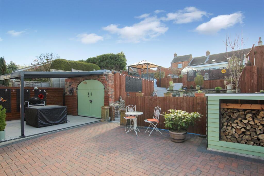 Ptio &amp; Outdoor Dining Area.JPG