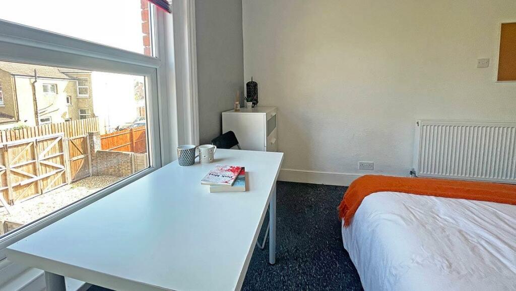 6-bed-student-house-britannia-road-north-3-portsmo