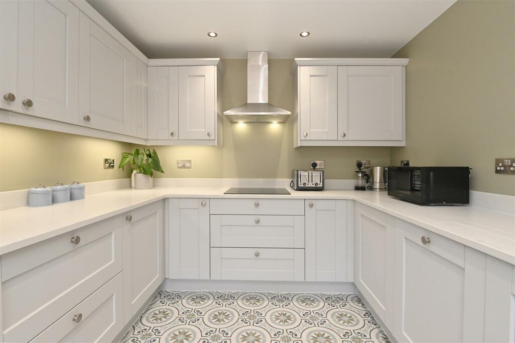 Breakfast Kitchen to hob.jpg