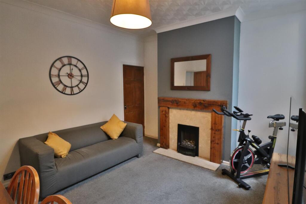 OPEN PLAN KITCHEN, LIVING AND DINING ROOM