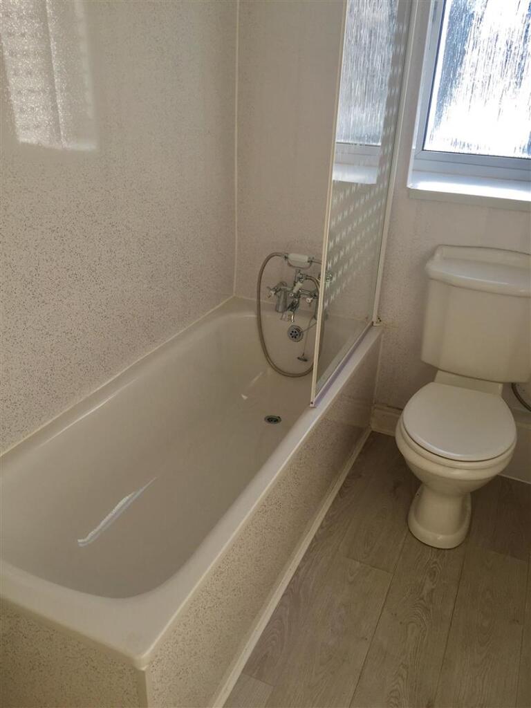 Heavygate Road 211 bathroom.jpg