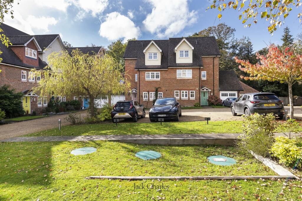 2 Oakhurst Park Gardens, TN11 8BF 001.jpg