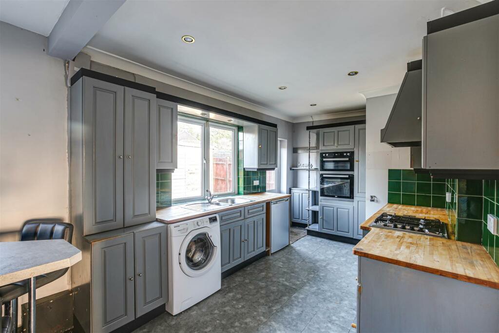 8 Kitchen.jpg
