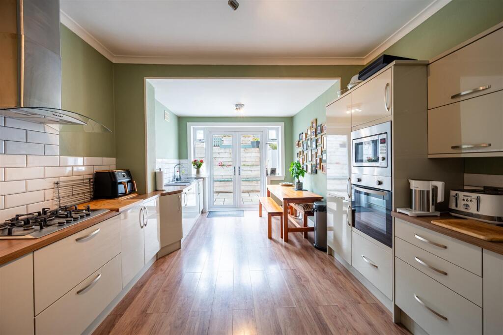 Kitchen (3).jpg