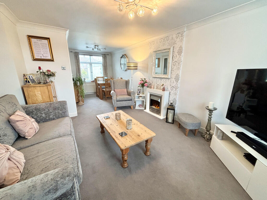 Lounge/Dining Roo...