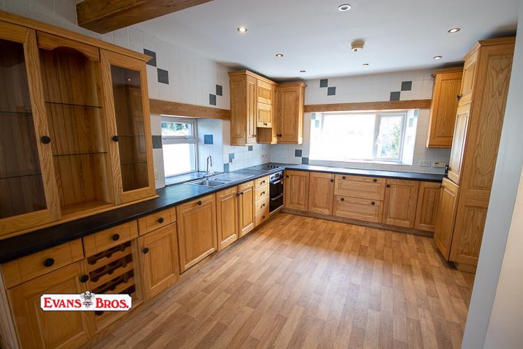 FITTED KITCHEN