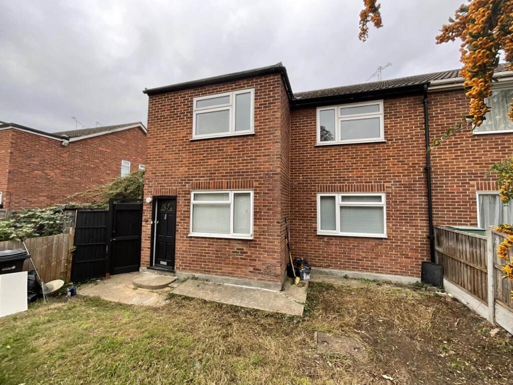 57 Roding Lane North