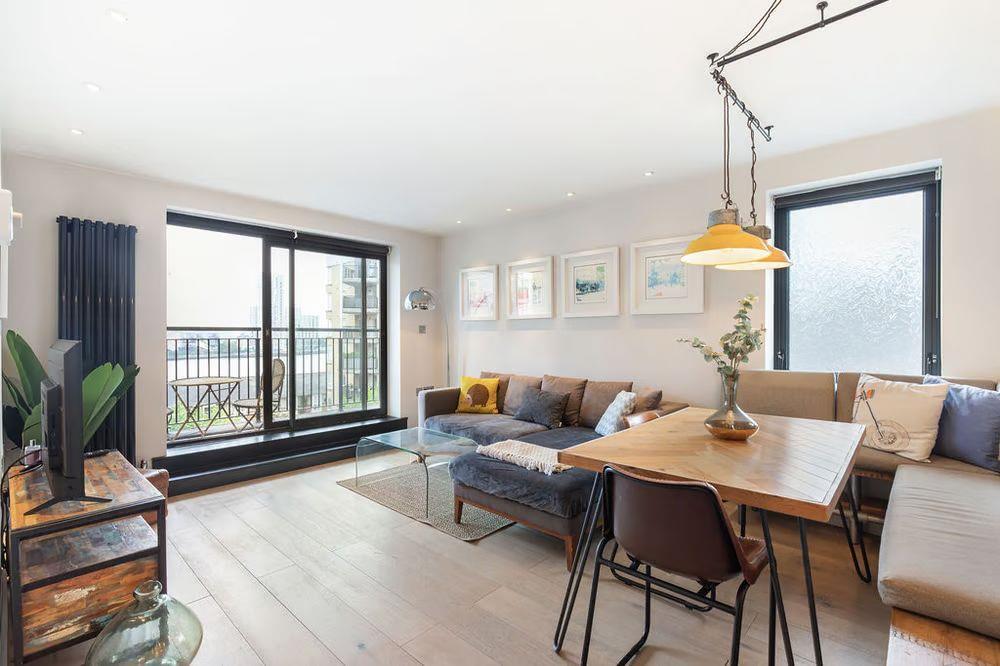 Spacious Bright living room at Newport Avenue - Fo