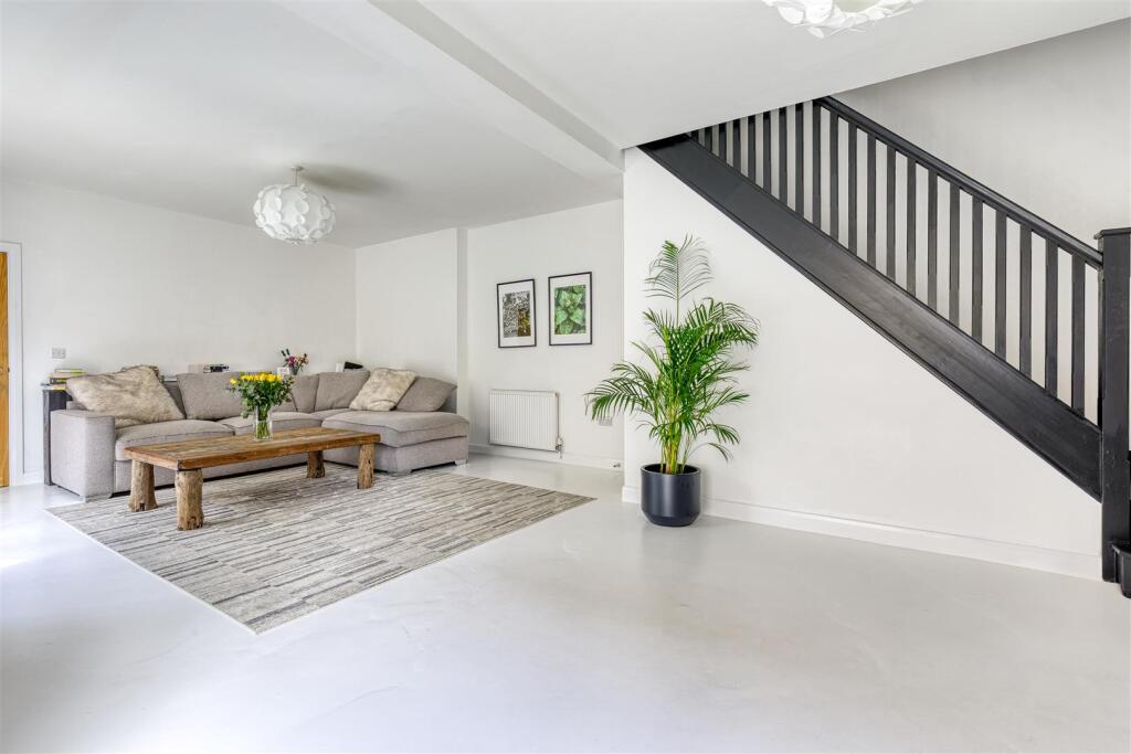 Spacious Lounge/Dining Room