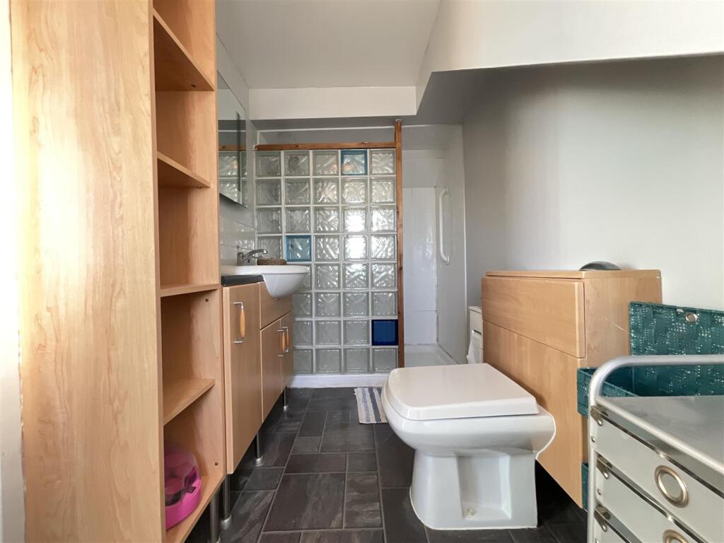 bathroom1.jpg