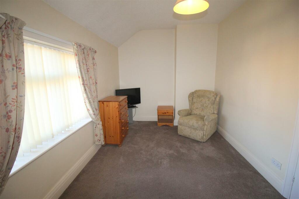 Cross Street, 36 - bed 1.JPG