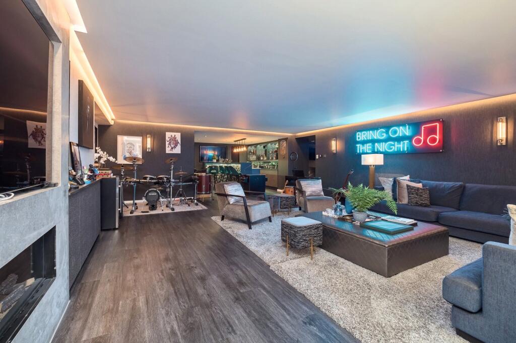 Media Room/Bar