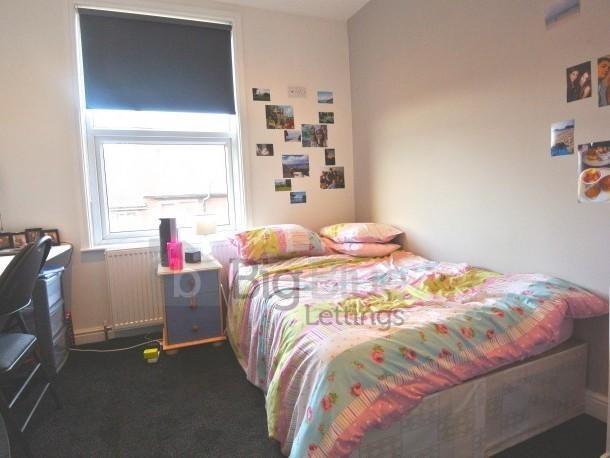 Cozy and tidy single bedroom with a comfortable...