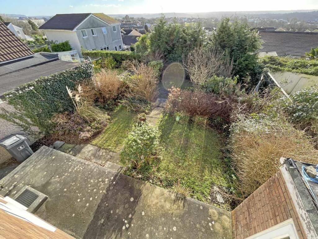 Durris Close 18 Garden Front.....jpg