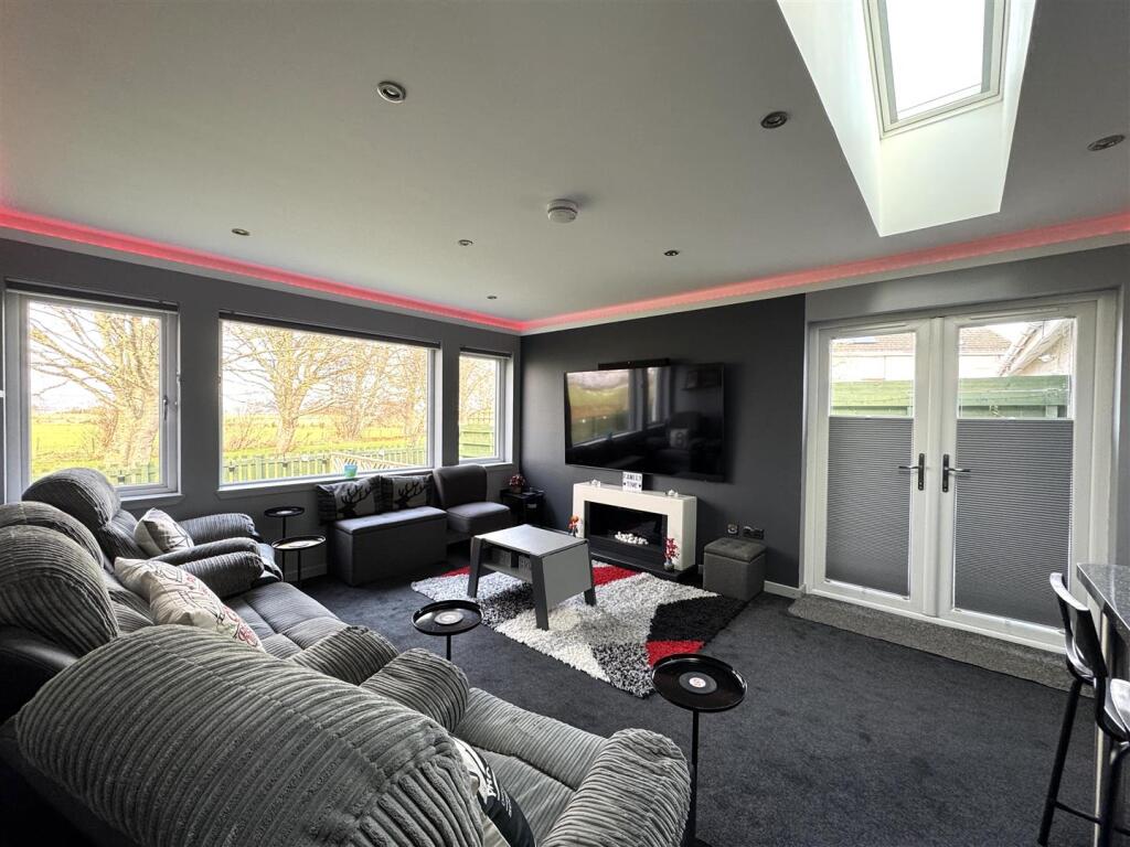 LOUNGE 2.JPG